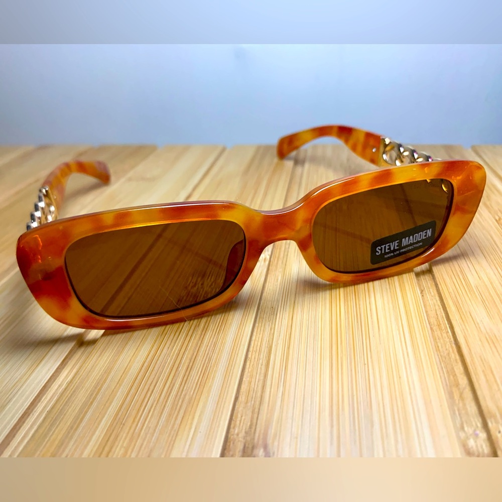 NWOT STEVE MADDEN Felicia Sunglasses with Gold Accent✨